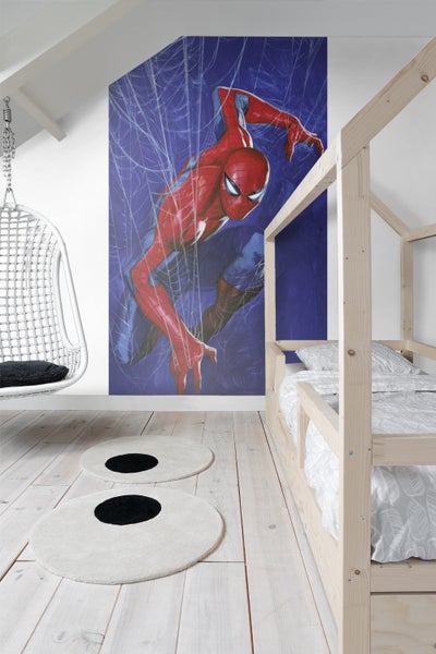 Kinderzimmer mit Spiderman Tapete, Himmelbett aus Holz und Schaukelstuhl
