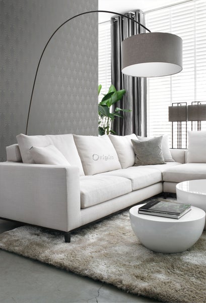 Wohnzimmer mit Sofa, Bogenlampe und Couchtischen