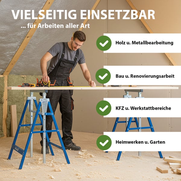 Handwerker misst Holzbrett auf zwei blauen Arbeitsböcken im Dachausbau. Vielseitig einsetzbar für Holzbearbeitung, Bau, Werkstatt und Heimwerken.