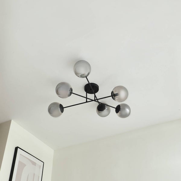 Deckenleuchte mit sechs grauen Glaskugeln an schwarzen Streben