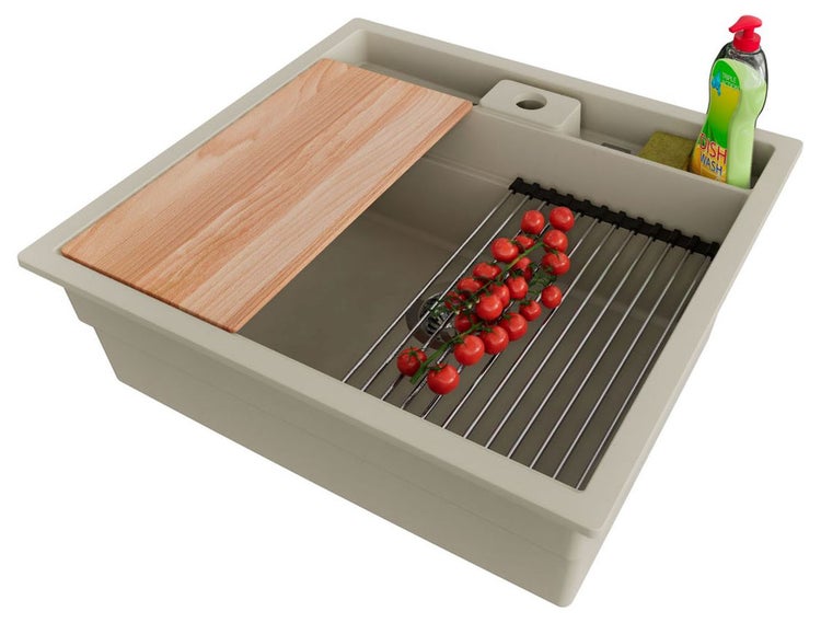 Spüle mit Schneidebrett, Abtropfgitter, Spülmittel und Tomaten