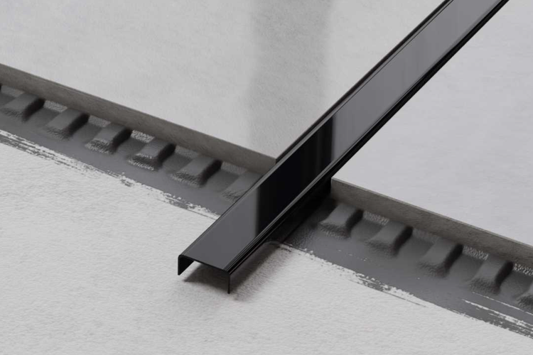 Fliesenprofil aus Metall zwischen zwei Fliesenreihen