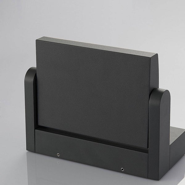 Rechteckige Außenleuchte in Anthrazit mit schwenkbarem Kopf aus Metall.