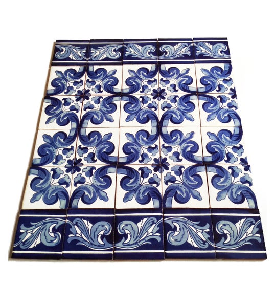 Quadratische Fliesen mit floralem Muster