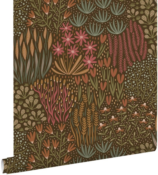 Wandgestaltung mit floraler Tapete oben und brauner Wandpaneele mit Zierleisten unten, davor ein Hocker in einem hellen Raum.