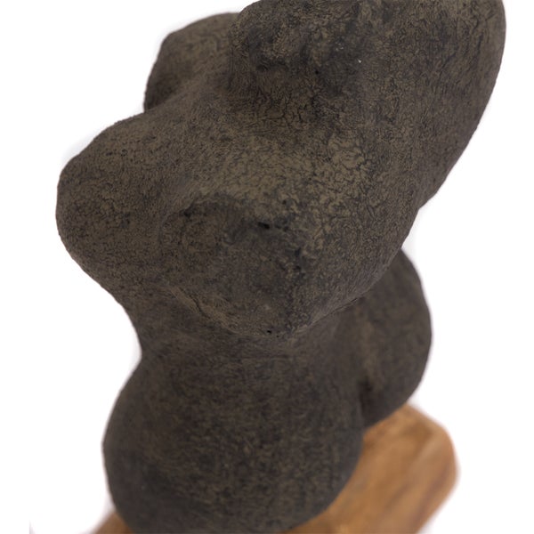Skulptur  Femme 54cm, Beton auf Holzsockel grau
