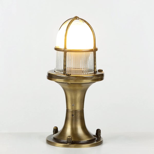 Dekorative Tischleuchte mit klarem Lampenschirm und antikem Sockel