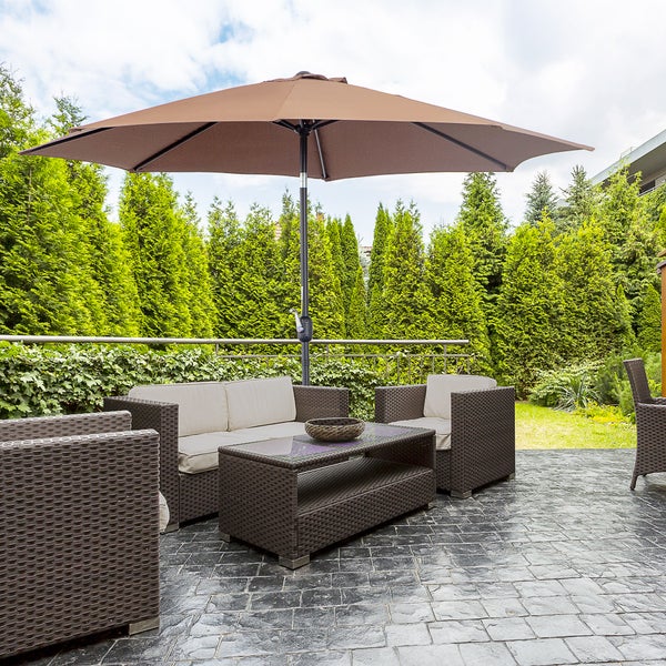 Detailaufnahme der acht Streben eines Sonnenschirms zur Veranschaulichung der Stabilität