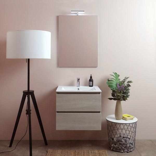 Modernes Badezimmer mit Waschtischunterschrank, Spiegel und Stehlampe für eine helle und stilvolle Atmosphäre.