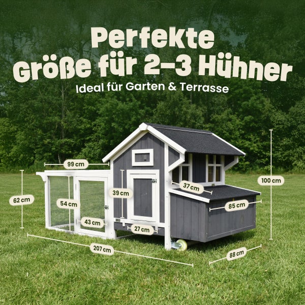 Ein Mann bewegt einen fahrbaren Hühnerstall aus Holz und Metallgeflecht mit robusten Rollen und Griffen auf einer grünen Wiese.