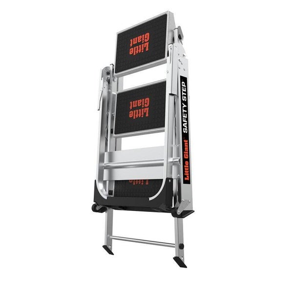 Little Giant Safety Step Trittleiter aus Aluminium mit drei breiten, rutschfesten Stufen und Rollen für den einfachen Transport.