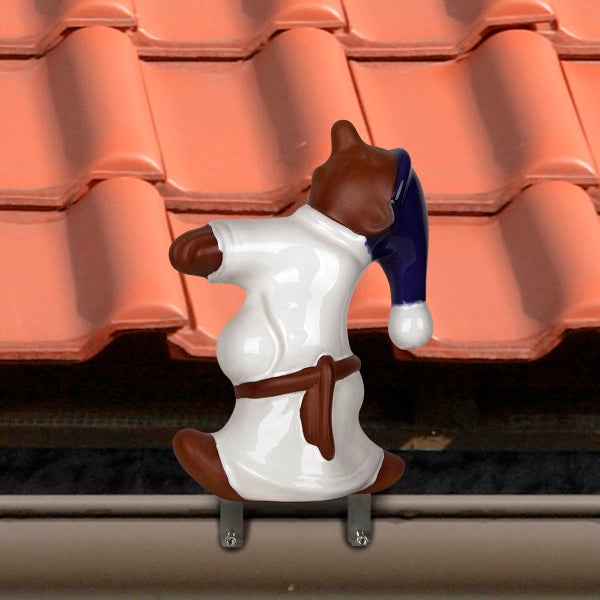 Firstfigur Schlafwandler Bär aus Keramik mit weißem Nachthemd und blauer Schlafmütze zur Montage auf dem Dachfirst.