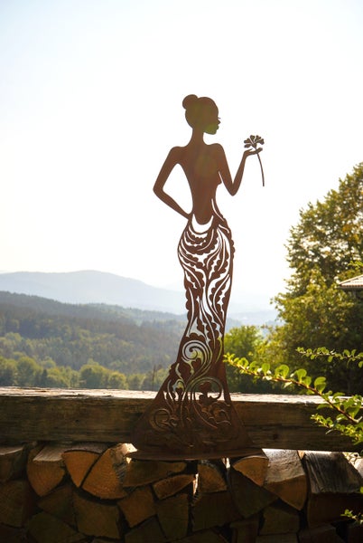 Gartenstecker aus Metall in Form einer Frau mit Blume als dekorative Skulptur für den Außenbereich