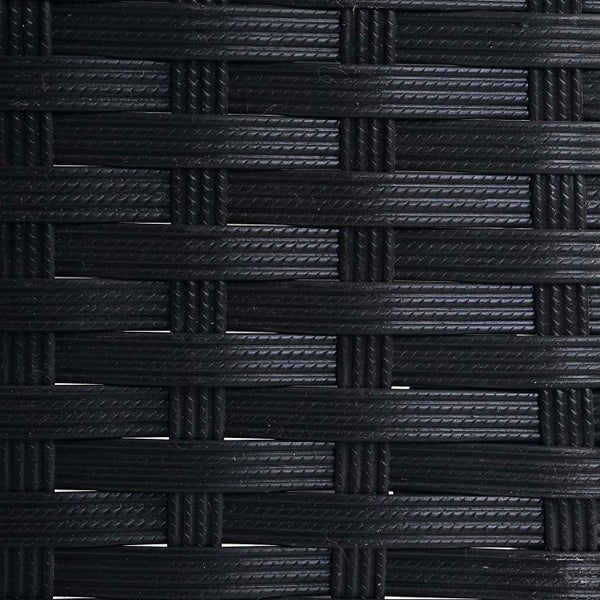 Nahaufnahme von schwarz geflochtenem Polyrattan mit gerippter Struktur.