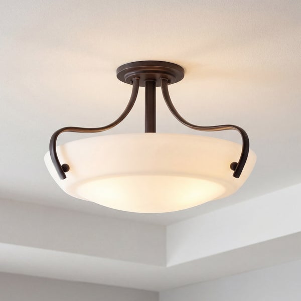 Halbbündige Deckenleuchte mit geschwungenen Metallarmen und einer bauchigen Glasschale aus Opalglas.