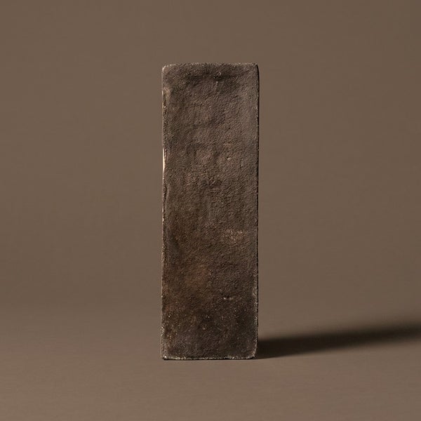 Ein einzelner, rechteckiger Riemchen-Verblender mit strukturierter Oberfläche für die Wandverkleidung.