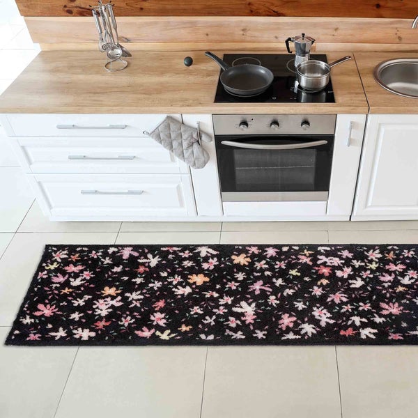 Küche mit Küchenläufer mit Blumenmuster