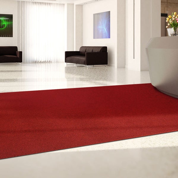 Roter Teppich in modernem Wartebereich mit Sofas und Empfangstresen
