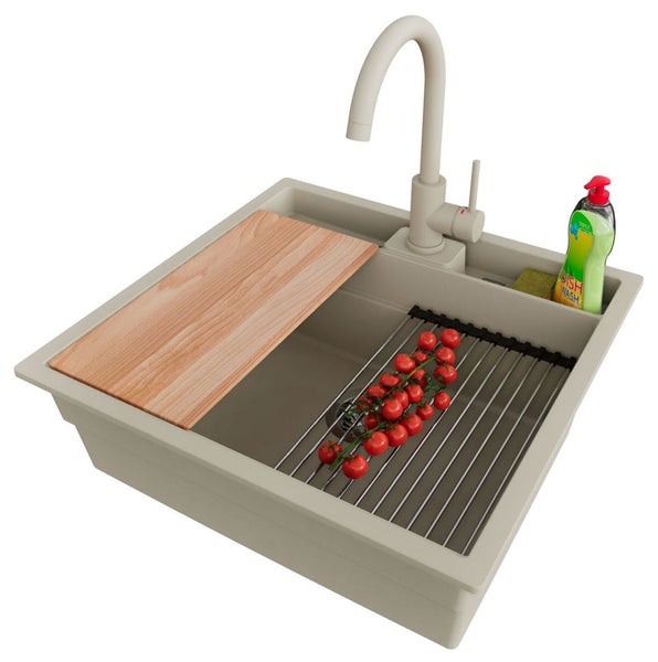 Küchenspüle mit Armatur, Abtropfgitter, Spülmittel und Schneidebrett