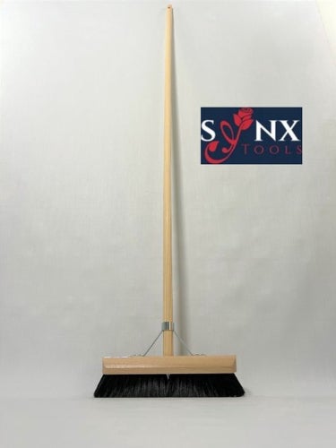 Kehrbesen mit Holzstiel und Borsten