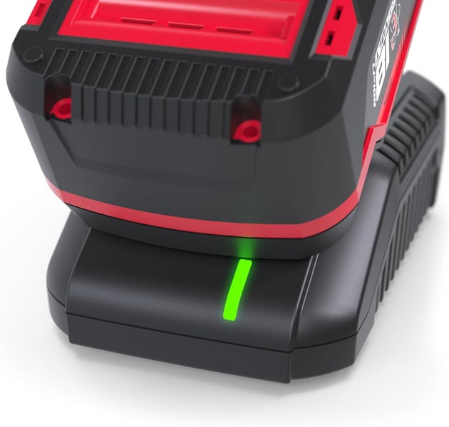 Schwarz-roter 18 Volt Lithium-Ionen-Akku auf einem Ladegerät mit Ladestatusanzeige.
