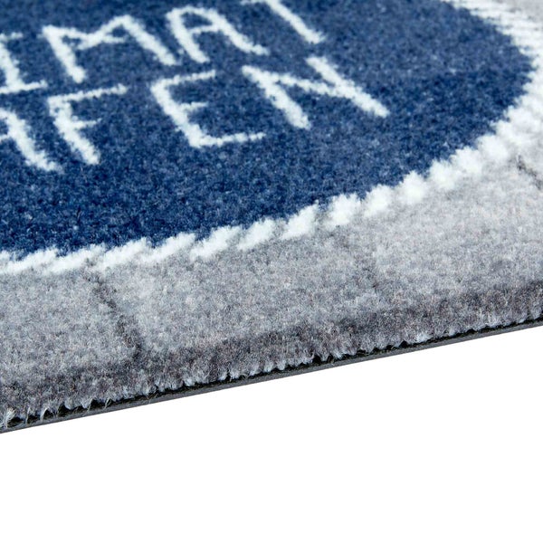Detailaufnahme einer Fußmatte mit Schriftzug