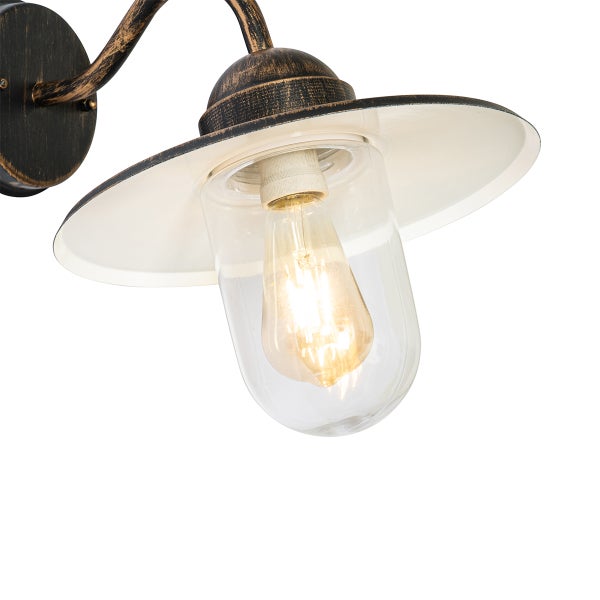 Außenwandleuchte im Vintage-Stil mit gebogenem Arm, breitem Metallschirm, klarem Glasschutz und leuchtender LED-Filament-Lampe.