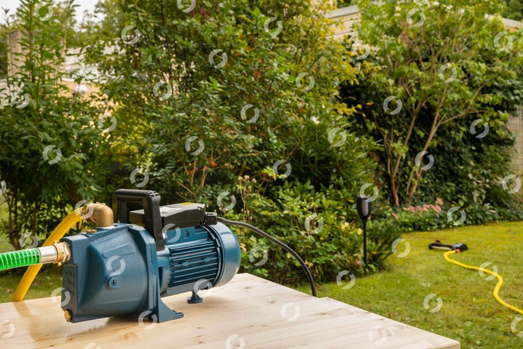 Garten Szene mit einer montierten Gartenpumpe auf einem Holztisch, inklusive Schläuche