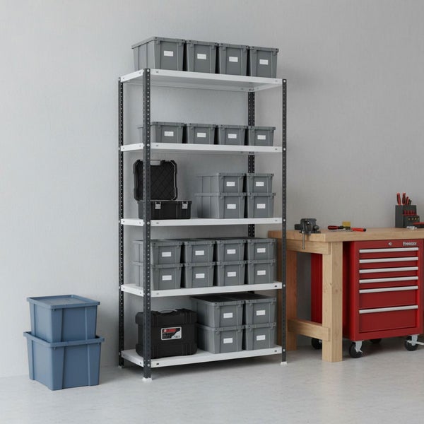 Metallregal mit fünf weißen Fachböden und schwarzen Stehern, bestückt mit grauen Kunststoffboxen in einer hellen, organisierten Werkstatt.