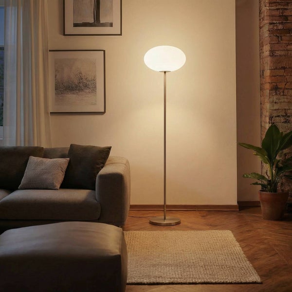 Wohnzimmer mit Stehlampe, Sofa und Dekoration