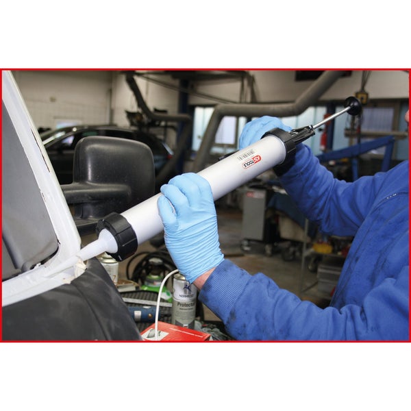 Handwerker verwendet eine Kartuschenpistole zur Abdichtung eines Fahrzeugs