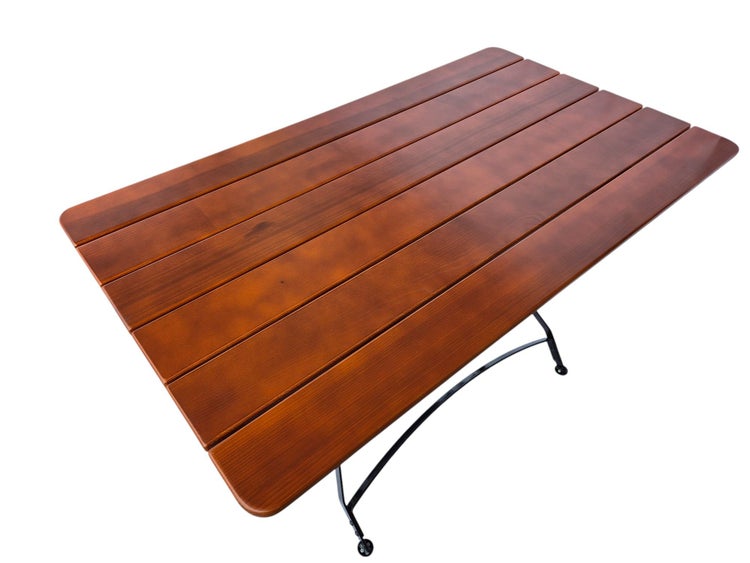 Rechteckiger Gartentisch mit Tischplatte aus braunen Holzlatten und schwarzem Metallgestell.