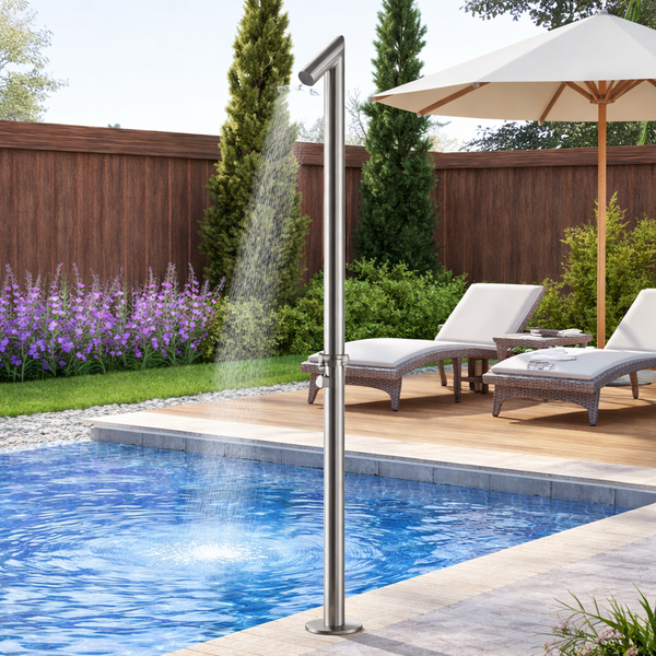 Moderne Außendusche aus Edelstahl neben einem Pool auf einer Holzterrasse mit Sonnenliegen und Gartenpflanzen.