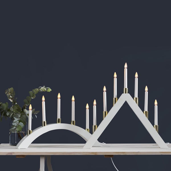 Weihnachtsleuchter mit elf Lichtern aus Holz auf einem Tisch