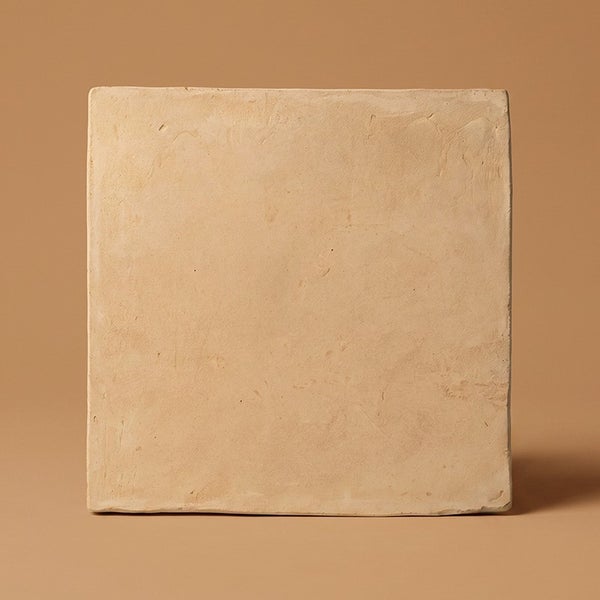 Quadratische Bodenfliese aus Terrakotta mit einer naturbelassenen, unregelmäßigen Oberfläche