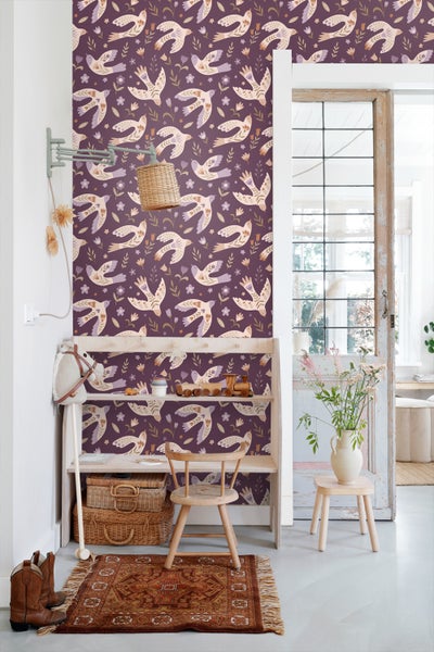 Dekoratives Interieur mit gemusterter Tapete, Bank und Kinderstuhl