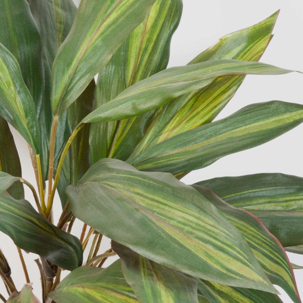 Künstliche Hängepflanze aus Kunststoff mit vielen kleinen grünen Blättern an feinen Zweigen.