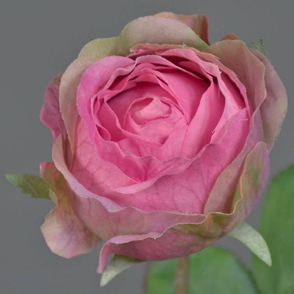 Künstliche Rosenblüte aus Textil in Rosa, Nahaufnahme.