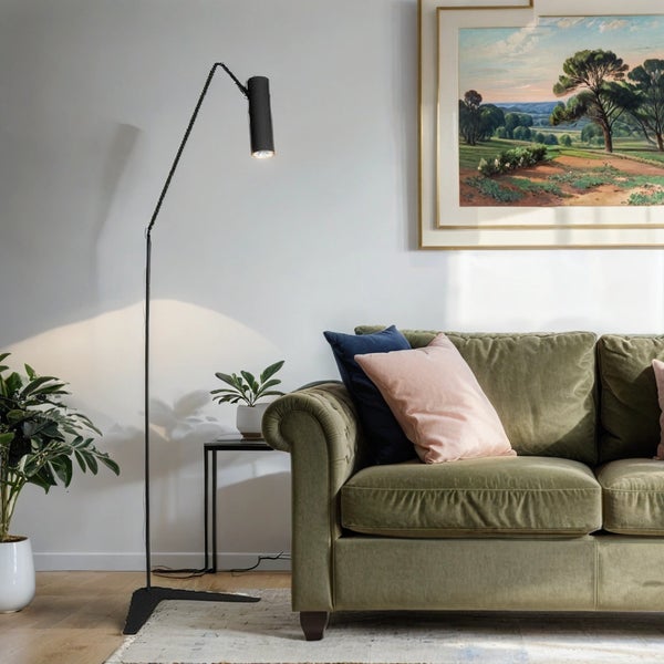 Wohnzimmer mit Stehlampe, Sofa und Dekoration