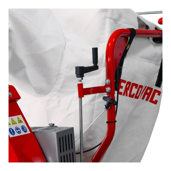 Detailansicht eines Rasensaugers mit Fangkorb und Bedienelementen.