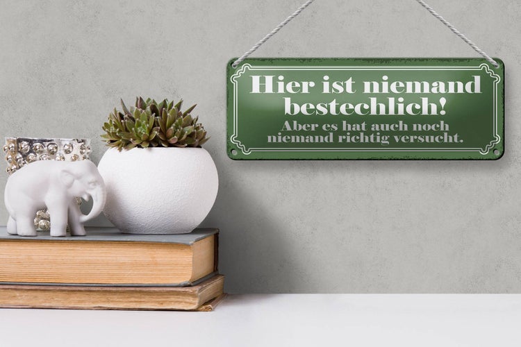 Blechschild Spruch 27x10cm hier ist niemand bestechlich hat niemand versucht