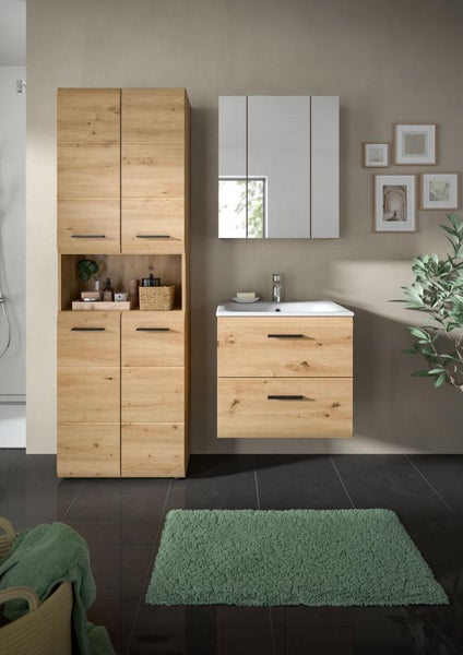 Modernes, organisiertes Badezimmer mit Möbeln in Eichenoptik, inklusive Hochschrank, Waschtisch mit weißem Becken, Spiegelschrank und schwarzen Griffen.