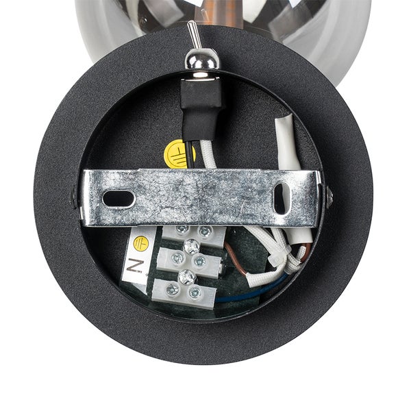 Detailansicht der Deckenhalterung einer Leuchte mit elektrischen Anschlüssen