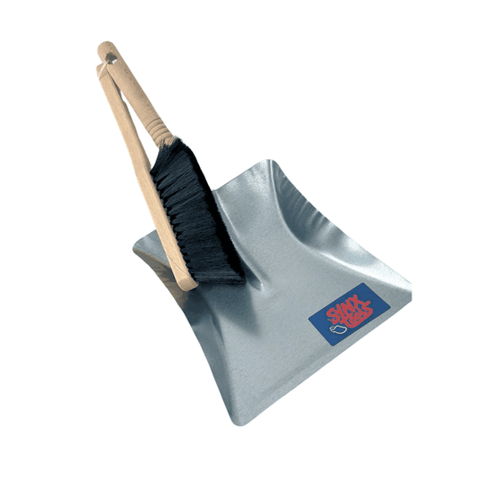 Kehrgarnitur mit Kehrblech aus Metall und Handfeger mit Holzgriff