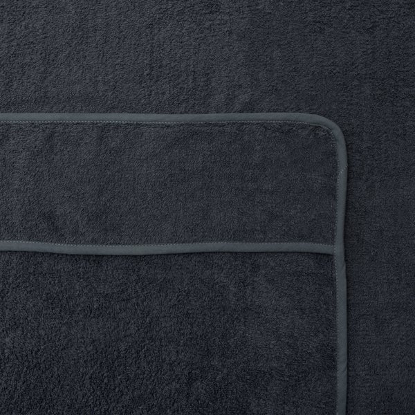 Dunkles Frotteehandtuch mit Bordüre