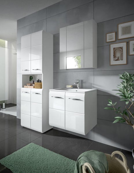 Badezimmermöbel-Set in Weiß Hochglanz bestehend aus Waschtisch, Unterschrank, Spiegelschrank und Hochschrank vor einer grauen Wand.