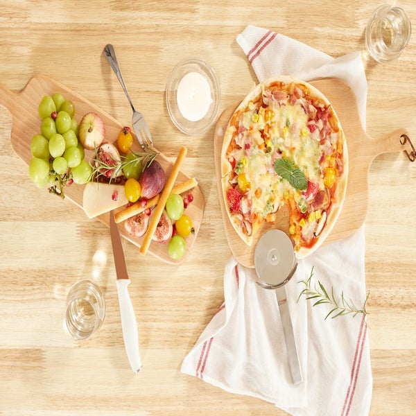 Draufsicht auf einen Holztisch mit Pizza, Käse, Obst und Getränken