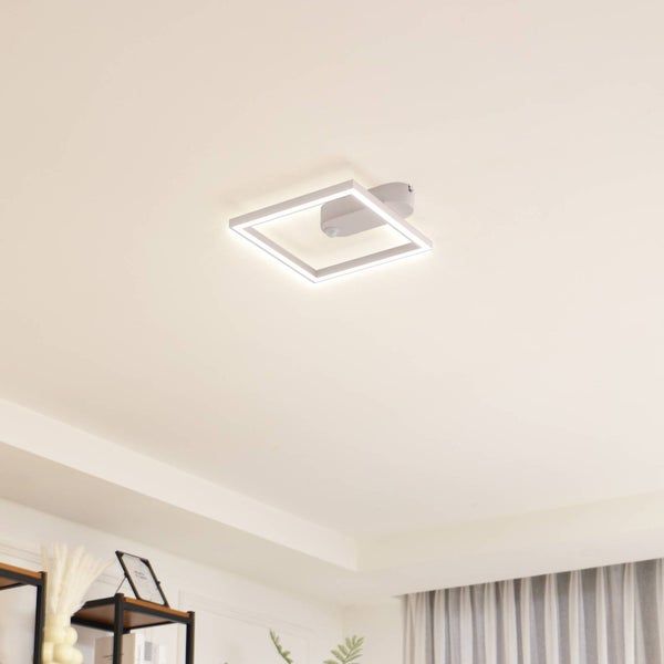 Moderne LED Deckenleuchte in quadratischer Rahmenform mit integriertem Bewegungsmelder, montiert an einer weißen Zimmerdecke.