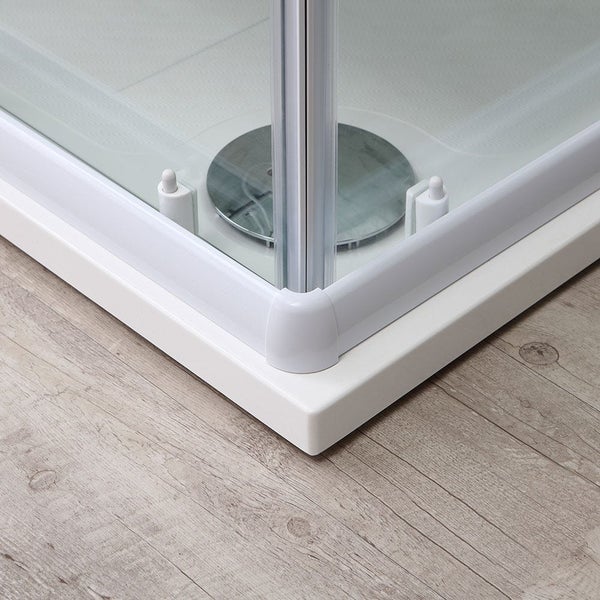 Detailansicht einer Duschkabine mit Ablauf