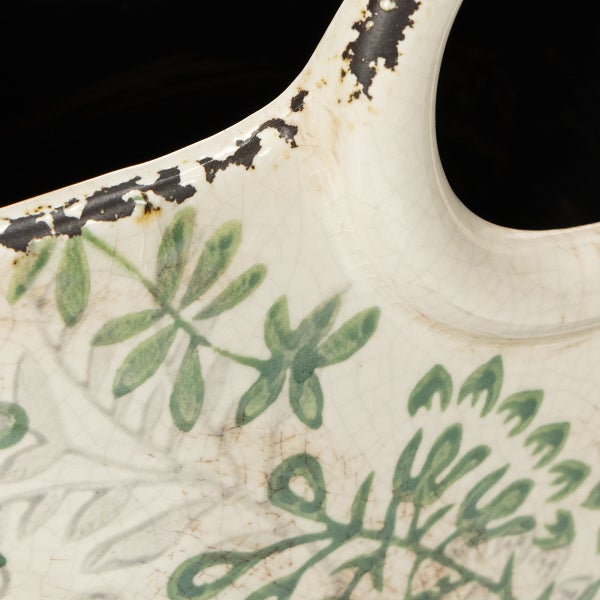 Nahaufnahme eines Keramiktopfes mit Craquelé-Glasur, grünem Blattmuster und künstlich gealtertem Rand.